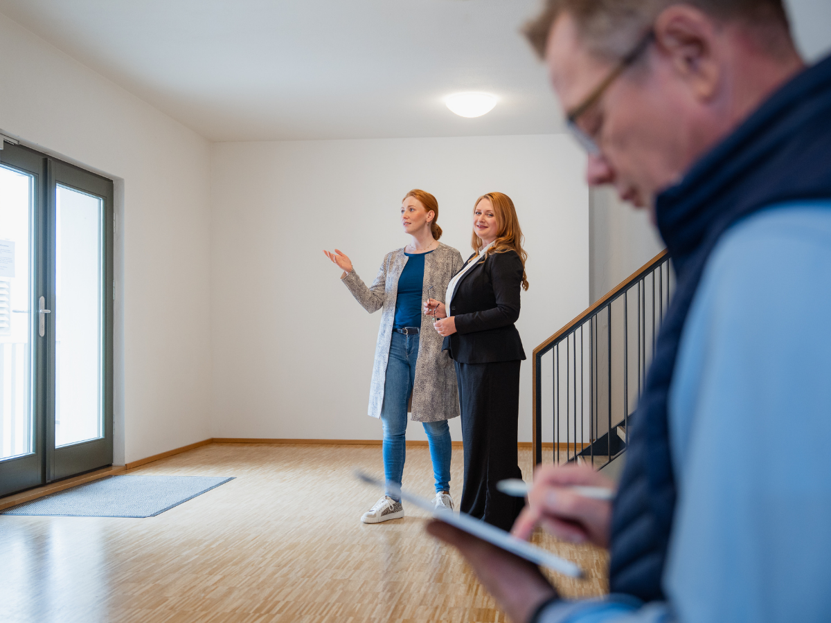 Unser sachverständiger Hans-Jürgen Reppe bei einer Immobilienbewertung während einer Besichtigung mit Eigentümerinnen.
