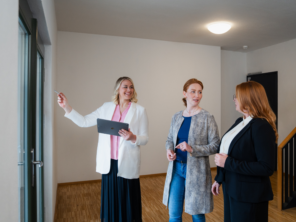 Immobiliensachverständige Christiane Reppe beim Ortstermin mit Eigentümern einer Immobilie.