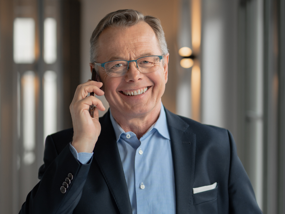 Hans-Jürgen Reppe, zertifizierter Sachverständiger für Immobilienbewertung, im Gespräch am Smartphone mit Auftraggebern