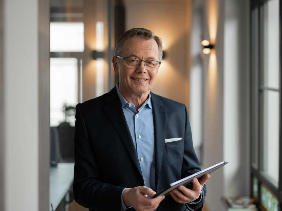 Hans-Jürgen Reppe, zertifizierter Gutachter bei REPPE Immobilienbewertung, hält ein Tablet in der Hand