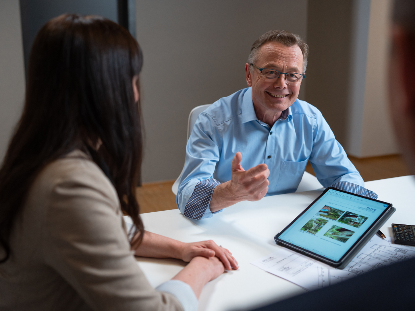 Hans-Jürgen Reppe bringt über 30 Jahre Berufserfahrung in der Immobilienbewertung mit. Seine fundierte Expertise und Marktkenntnis machen ihn zu einem verlässlichen Partner für präzise und objektive Wertermittlungen – deutschlandweit.