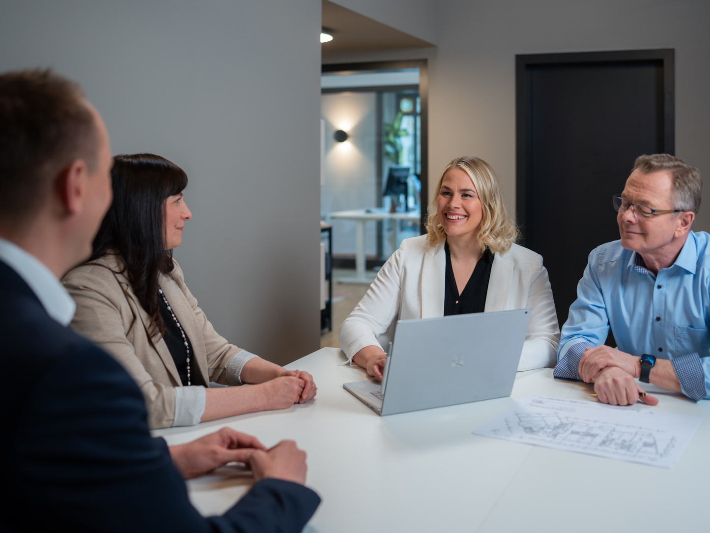 Ob Verkehrswertgutachten, Beleihungswert oder gerichtsfeste Immobilienbewertungen – REPPE Immobilienbewertung erstellt qualifizierte Immobiliengutachten für private, gewerbliche und institutionelle Auftraggeber. Präzise. Objektiv. Deutschlandweit.