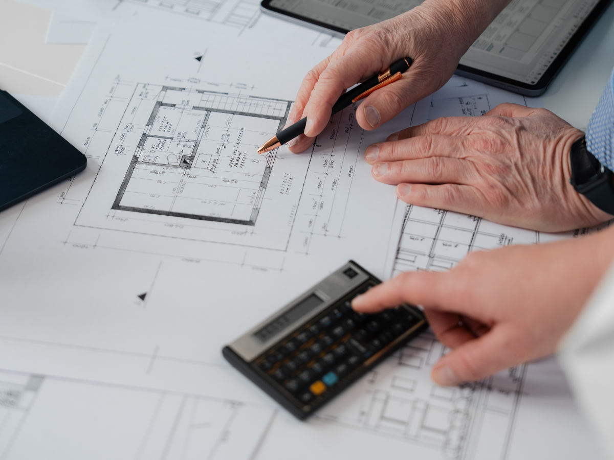 Christiane und Hans-Jürgen Reppe analysieren gemeinsam Baupläne und führen Berechnungen durch.