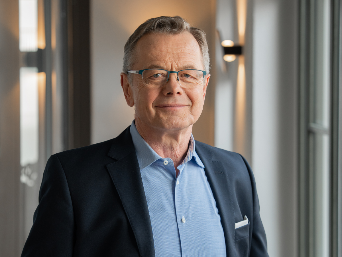 Zertifizierter Sachverständiger Hans-Jürgen Reppe von REPPE Immobilienbewertung im Büroflur mit Blick in die Kamera