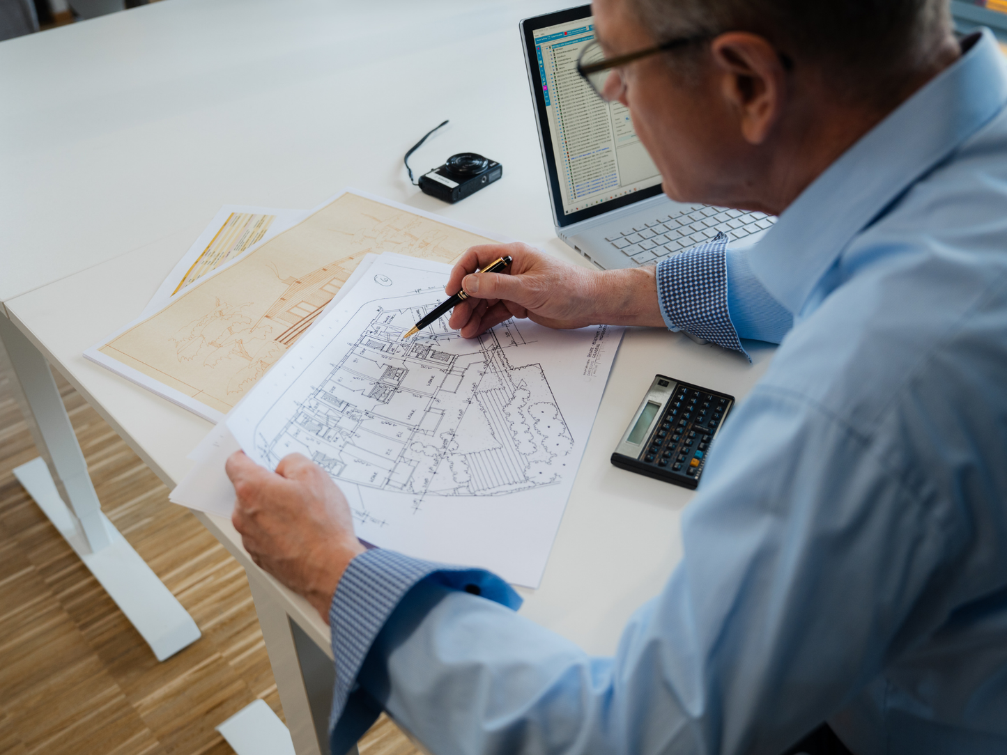 Sachverständiger Hans-Jürgen Reppe von REPPE Immobilienbewertung prüft Ihre Unterlagen am Arbeitsplatz.