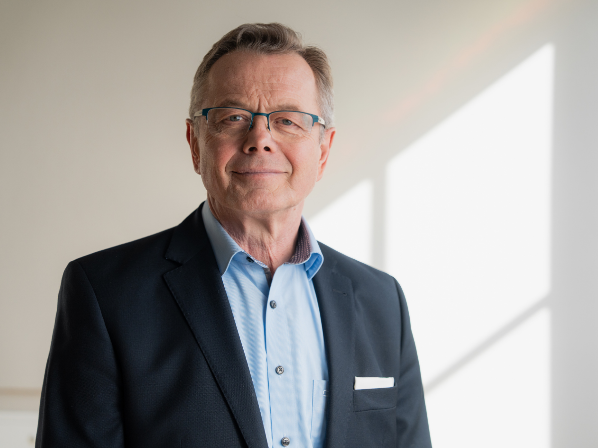 Erfahrener und zertifizierter Sachverständiger Hans-Jürgen Reppe bei einer Immobilienbewertung – kompetent und vertrauensvoll im Auftritt.