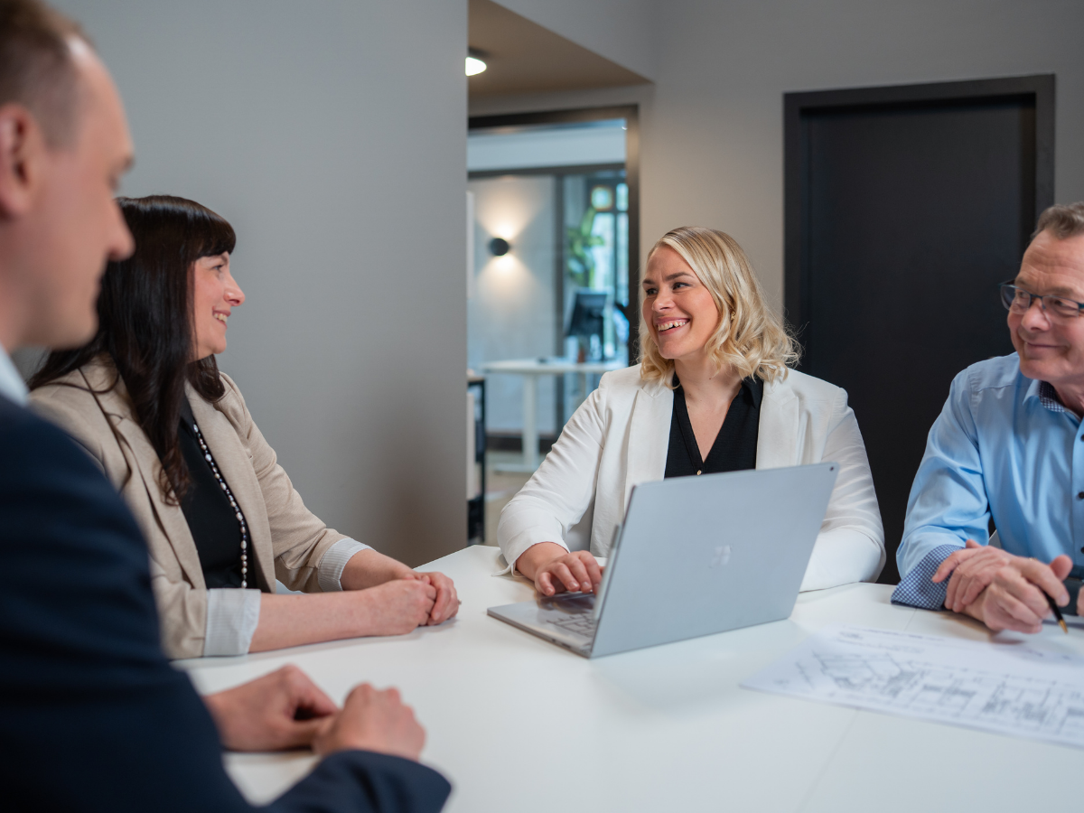 Das Team von REPPE Immobilienbewertung bespricht sich im Konferenzraum, mit Christiane und Hans-Jürgen Reppe im Fokus.
