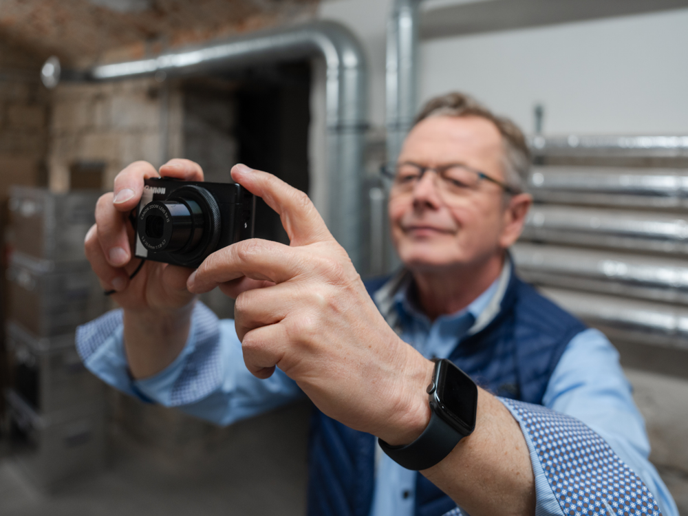 Technische Details werden im Rahmen der Immobilienbewertung durch den Sachverständigen Hans-Jürgen Reppe mit einer Kamera erfasst.