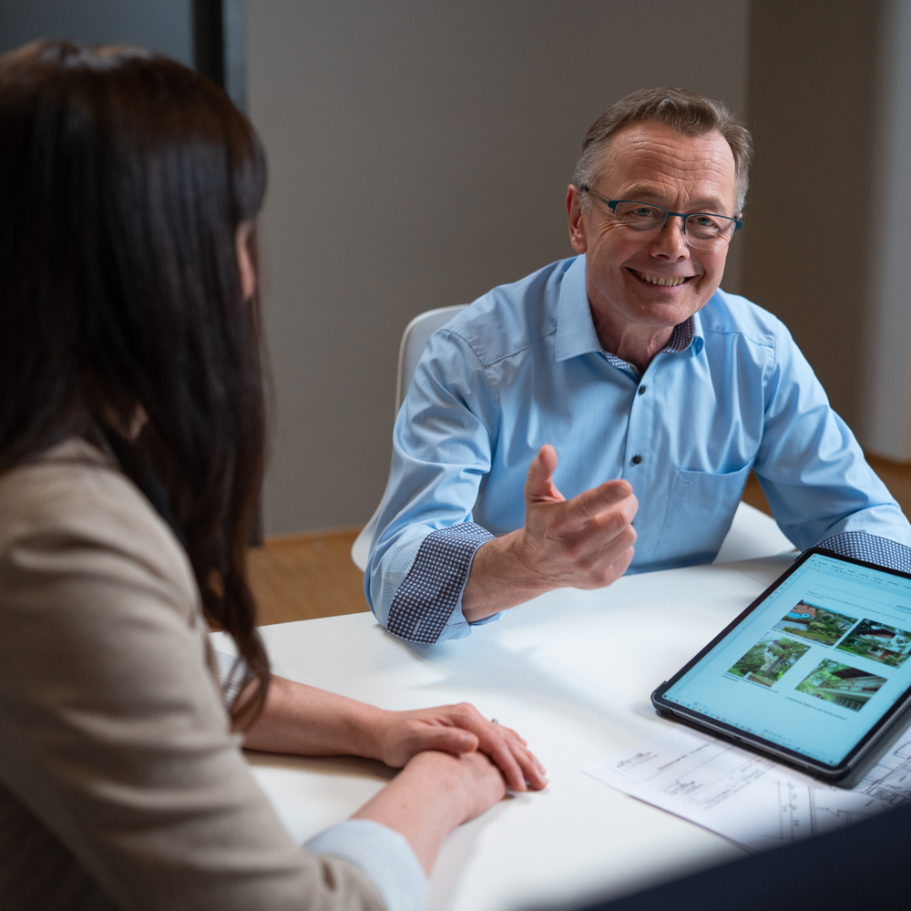 Hans-Jürgen Reppe bringt über 30 Jahre Berufserfahrung in der Immobilienbewertung mit. Seine fundierte Expertise und Marktkenntnis machen ihn zu einem verlässlichen Partner für präzise und objektive Wertermittlungen – deutschlandweit.