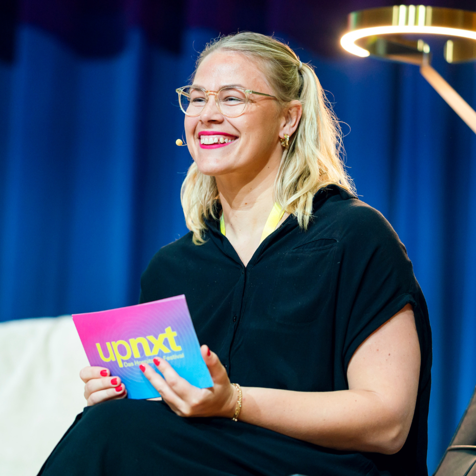 Christiane Reppe als Keynote-Speakerin auf der Bühne der des upnxt Festivals.
