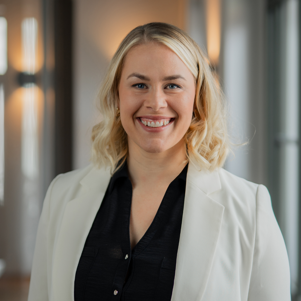Geschäftsführerin Christiane Reppe von REPPE Immobilienbewertung im modernen Büroflur.